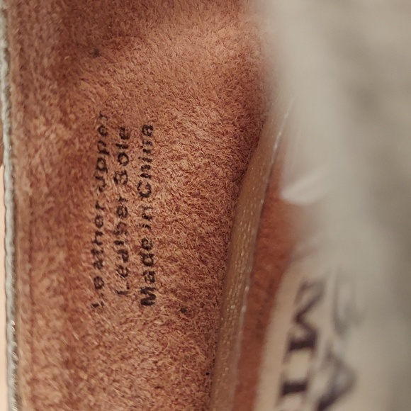 Badgley Mischka Soft Gold Embossed Pattern Leather Wedges Size 8 - Picture 11 of 16